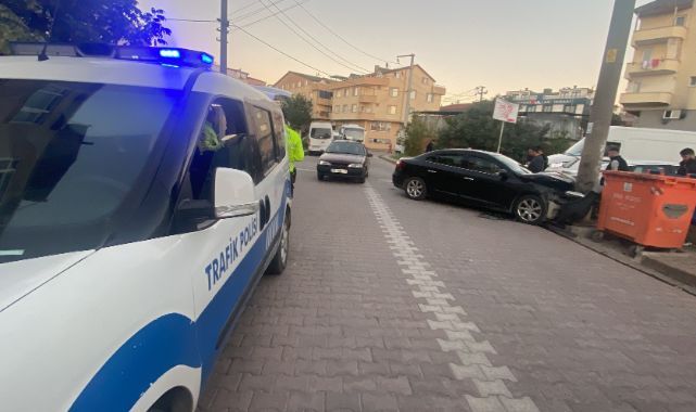 Darıca’da bir araç önce otomobile sonra direğe çarptı