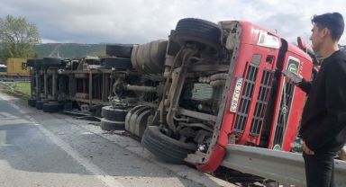 Dilovası’nda seyir halindeki tır devrildi