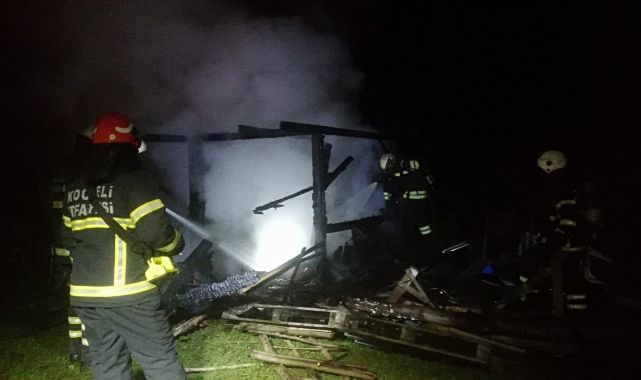 Elektrik sobasından çıkan yangında baraka alevlere teslim oldu