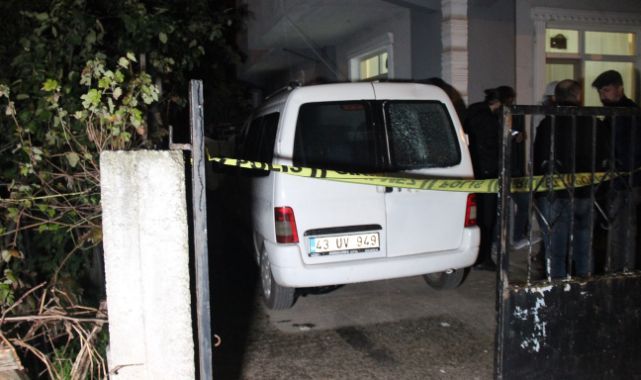 Evin bahçesindeki aracı kundaklayıp kayıplara karıştılar