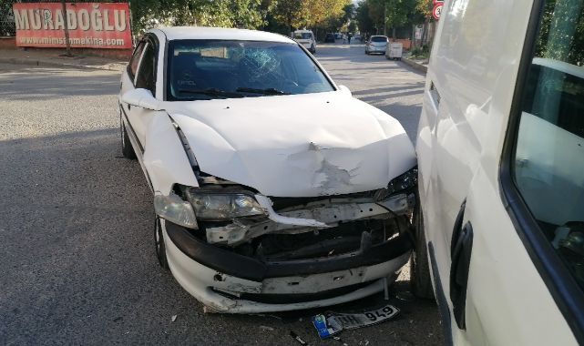 Gebze'de otomobil ile hafif ticari araç çarpıştı