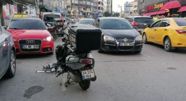 Gebze’de otomobille çarpışan motokurye yaralandı