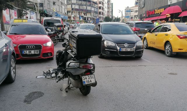 Gebze’de otomobille çarpışan motokurye yaralandı