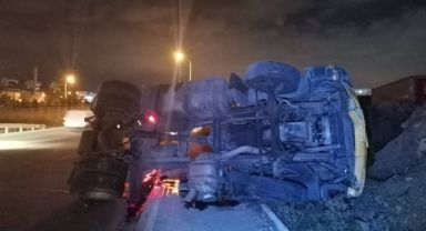 Gebze'de refüje çarpan kamyon yan yattı