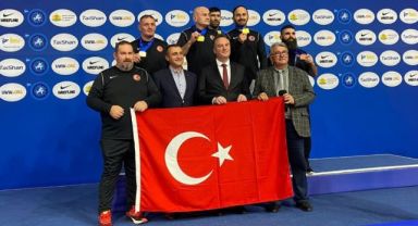 Güreşçiler Bulgaristan’da kürsünün zirvesinde