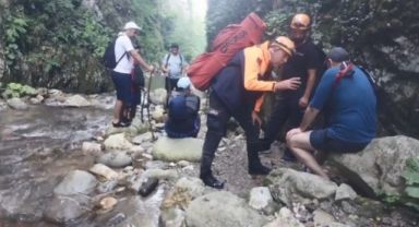 Kanyonda omzu çıkan vatandaşa kurtarma operasyonu