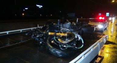 Kayganlaşan yolda motosikletli bariyerlere çarptı