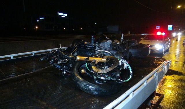Kayganlaşan yolda motosikletli bariyerlere çarptı