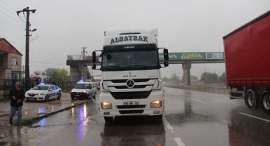 Kontrolden çıkan otomobil, tıra çarptı: 1 yaralı