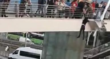 Köprüden sarkan vatandaş yürekleri ağza getirdi