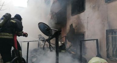 Odunlukta çıkan yangın apartmana sıçradı