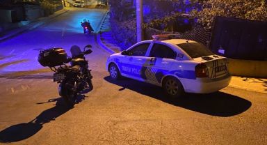 Rampa yukarı çıkarken motosikletten düştü