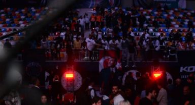 Seyircilerle güvenlik arasındki kavgada yumruklar havada uçuştu