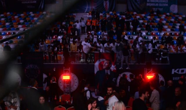 Seyircilerle güvenlik arasındki kavgada yumruklar havada uçuştu