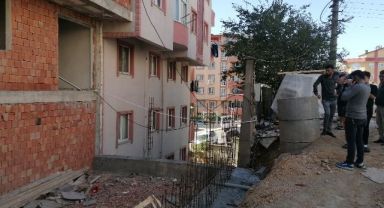 Sıva yapan işçi 3 metre yükseklikten düştü