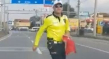 Türk polisinin bayrak sevdası: Koşarak yerden aldı