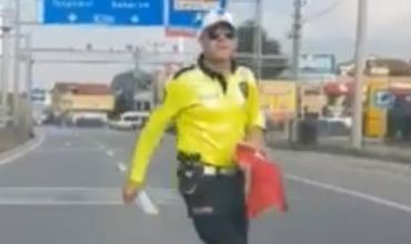 Türk polisinin bayrak sevdası: Koşarak yerden aldı