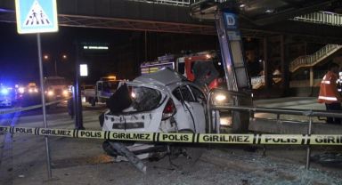 Yolcu alan halk otobüsüne otomobil çarptı: 1 ölü, 2 yaralı