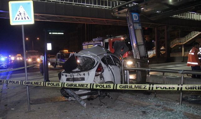 Yolcu alan halk otobüsüne otomobil çarptı: 1 ölü, 2 yaralı