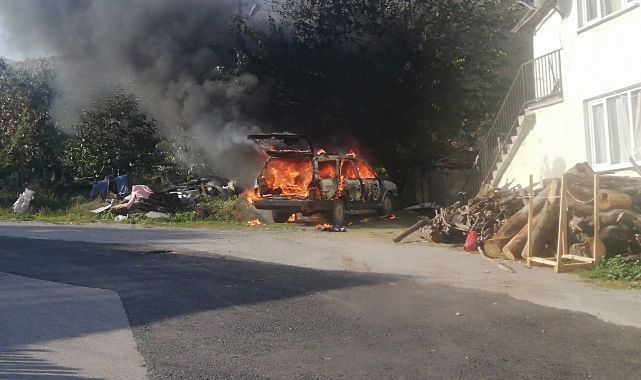 Alev topuna dönen otomobilden geriye hurda yığını kaldı