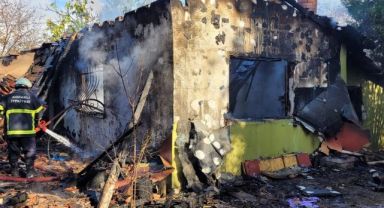 Alışverişe çıkan yaşlı adamın evi kül oldu