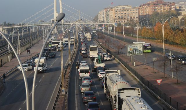 Araçlarını durdurup saygı duruşunda bulundular