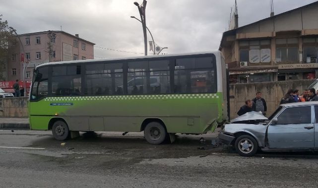 Dilovası’nda halk otobüsüne otomobil çarptı: 4 yaralı