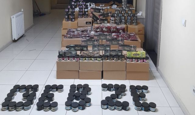 Durdurulan minibüsten kaçak nargile tütünü çıktı
