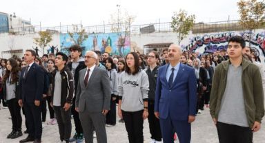 Gebze’de bayrak töreni Üstündağ Ortaokulu’nda