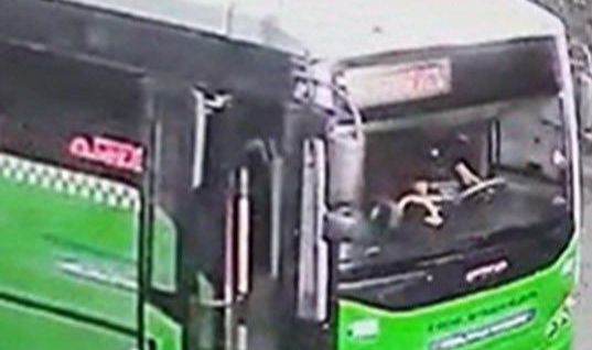 Gebze'de kız arkadaşına bakan genci bıçaklayıp, otobüsü kaçırdı