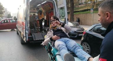 Gebze'de otomobil ile çarpışan motosiklet savruldu