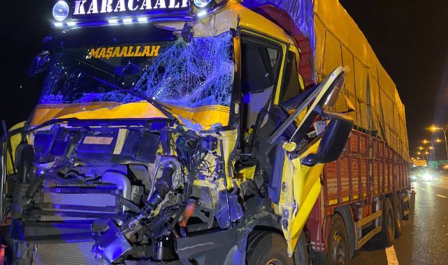 Gebze TEM’de 2 kamyon çarpıştı