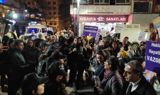 İzinsiz yürümek isteyen gruba polis müdahalesi