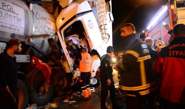 Kağıt gibi ezilen tırda sürücüyü kurtarmak için seferber oldular