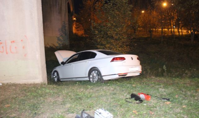 Kontrolden çıkan otomobil boş araziye daldı