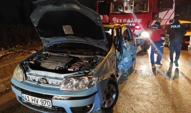 Lüks araçla çarpışan otomobildeki 4 kişi yaralandı