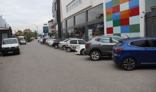 Müşteri otoparkı ama tek park edemeyen müşteriler