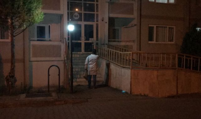 Oğlunun saldırısına uğradı, boğazını sıkarak hastanelik etti