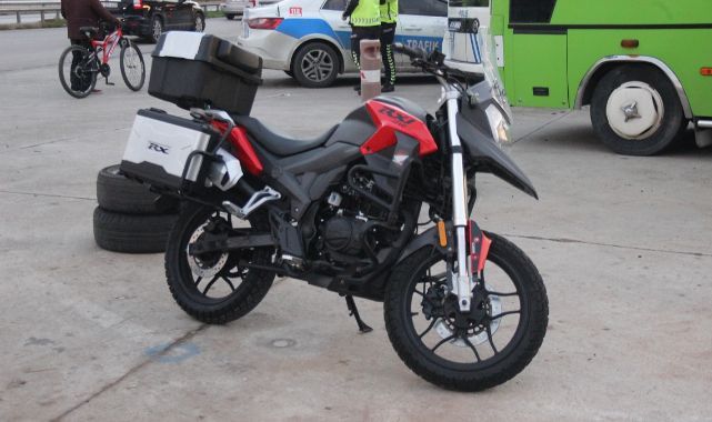 Otomobille çarpışan motosiklet sürücüsü ağır yaralandı