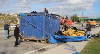 TEM'de hurda yüklü kamyon devrildi