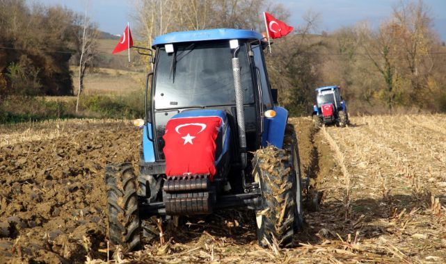 Traktörünün deposunu dolduran tarlasına koştu