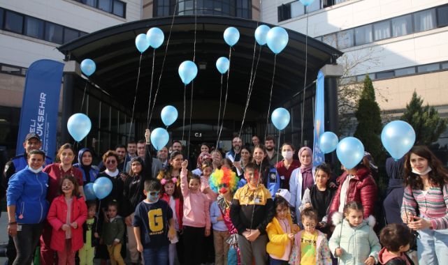 Umudun simgesi mavi balonlar gökyüzüne uçtu