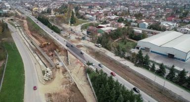 Yan yolda kaldırım ve otokorkuluklar yapıldı