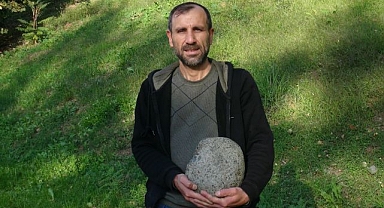 Yolda bulduğu 11 kiloluk taşın uzaydan geldiğini düşünüyor