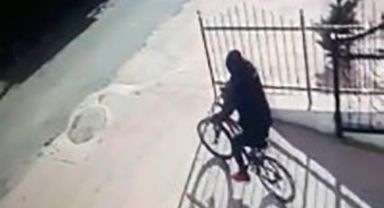 Ayakkabı ve bisiklet çalan hırsız güvenlik kamerasında