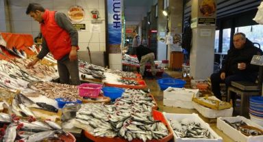 Balık fiyatları geriledi, hamsinin fiyatı düştü