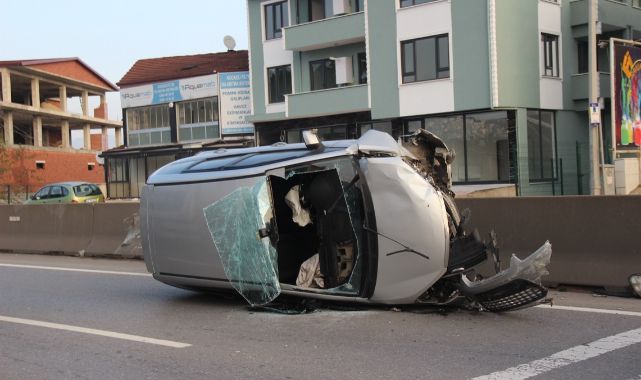 Bariyerlere çarpıp yan yatan otomobil hurdaya döndü