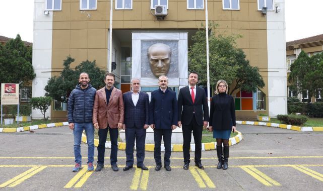 Çiftçi mezun olduğu liseyi ziyaret etti