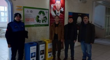 Darıca Belediyesi, okullara atık kutuları dağıttı