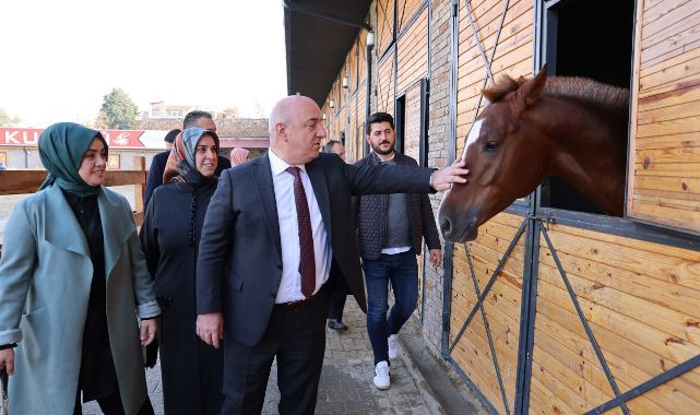 Engelli çocuklar, Darıca’da ata binerek eğlendi